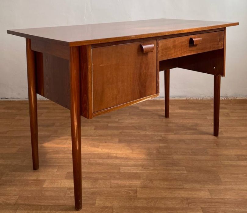 Винтажный письменный стол.