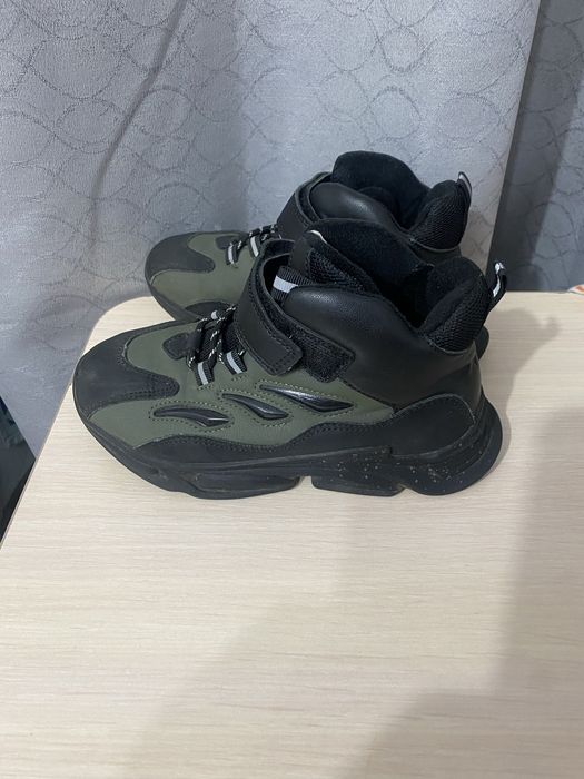 Продам детскую обувь мальчиковую размер 34