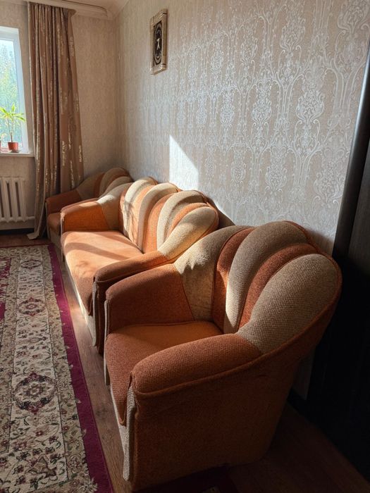 Продам диван с кресломи б/у
