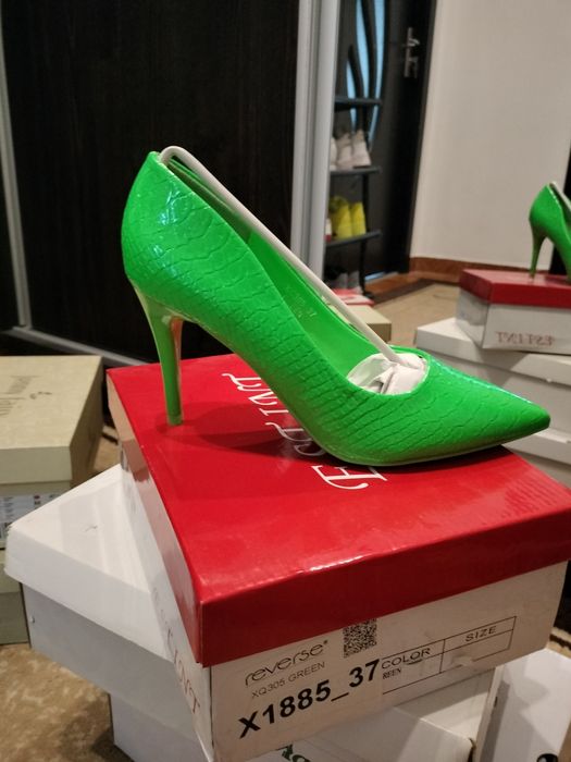 Pantofi stiletto verzi și stiletto negri (din piele)