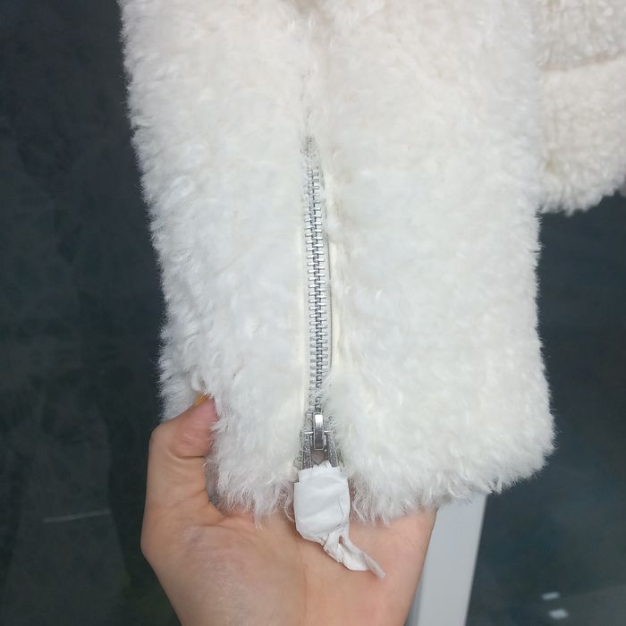 Ново бяло късо кожухче Stradivarius