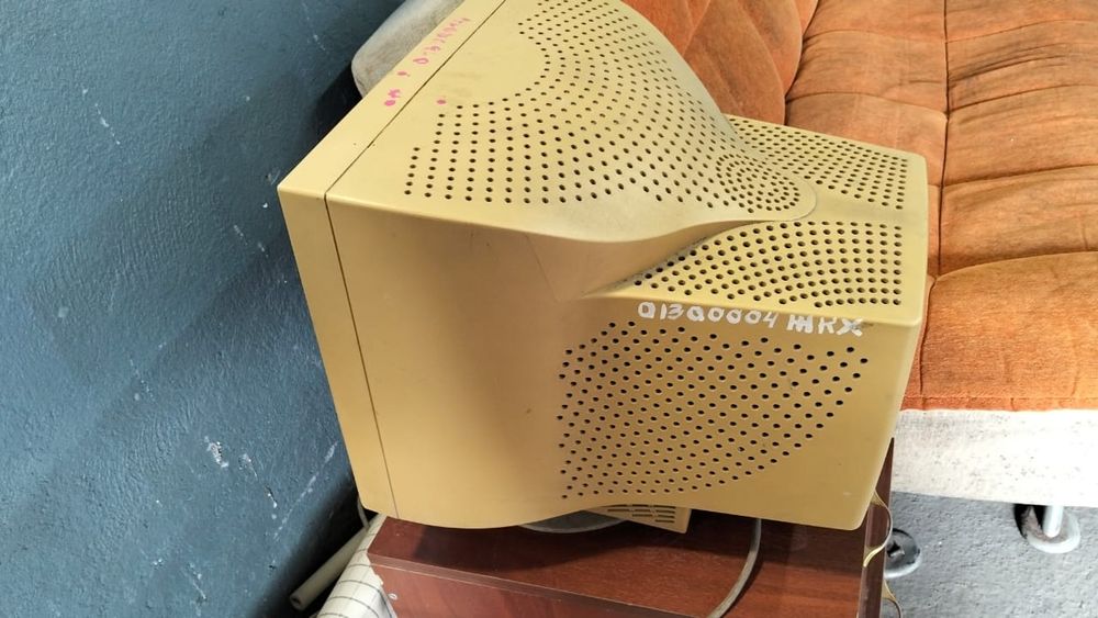 Манитор работает в хорошем состоянии работает