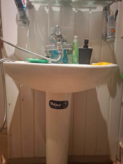 Продавам порцеланова мивка с ботуш за баня