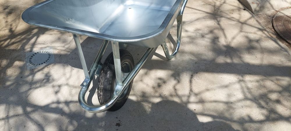 Vând roabă nou cuvă zincată roată plină 90 de litri