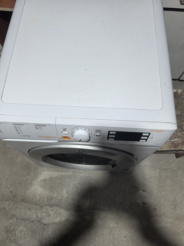 Vând mașină de spălat indesit innex cu uscător de rufe