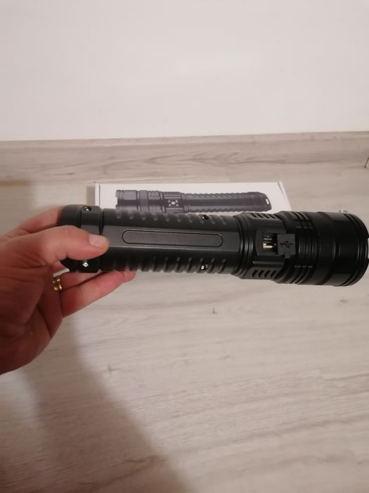 Lanterna tactica LED de mare putere, Power Bank, 900m, 5400 mAh, noua