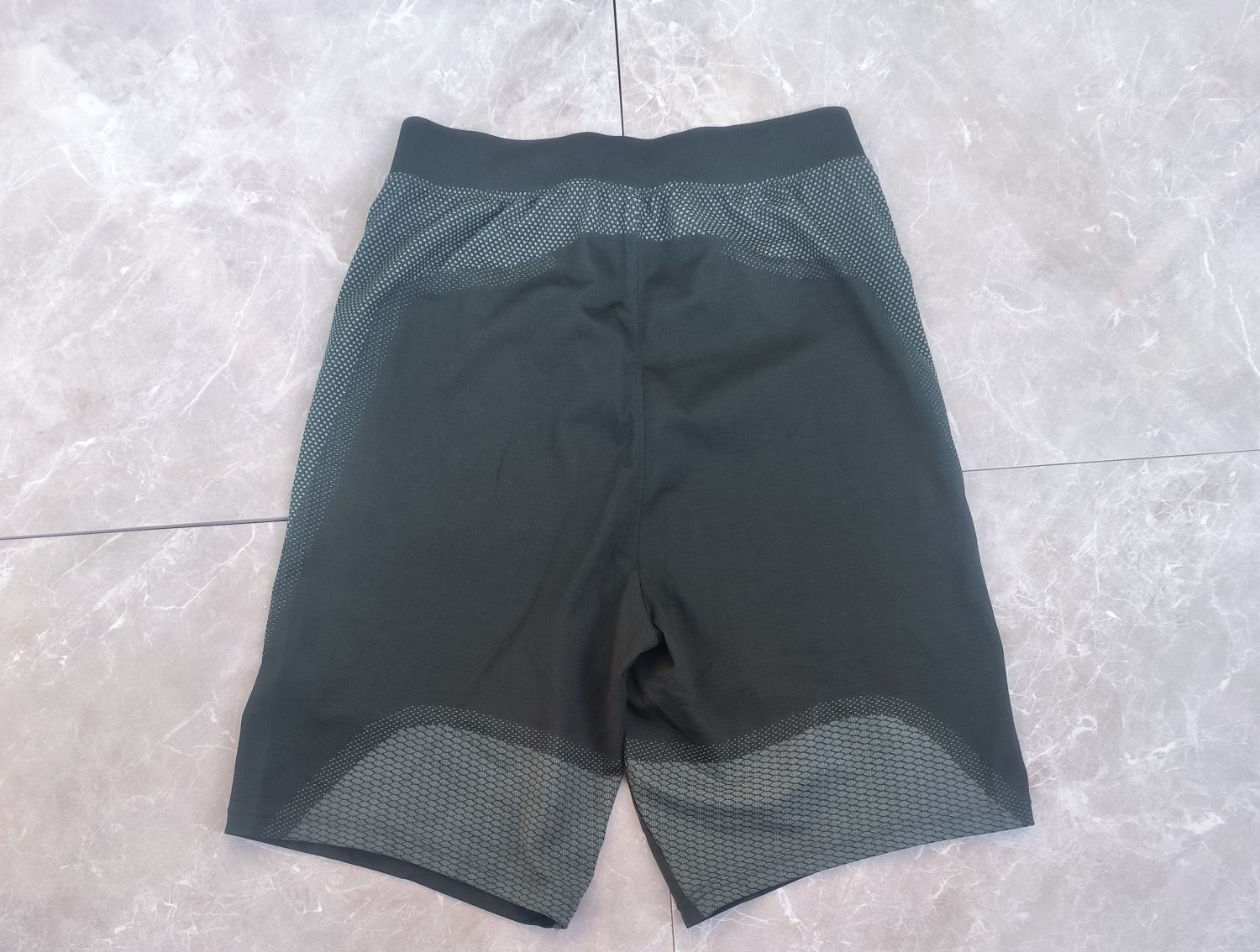 Under Armour къси панталони S размер