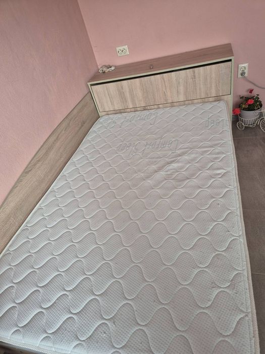 Спалня с матрак, ракла и подматрачни механизъм и място за съхранение