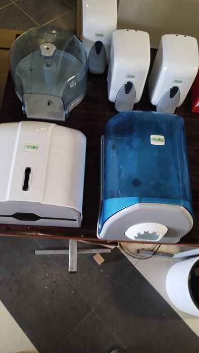 Диспенсъри за течен сапун , тоалетна хартия , кърпи за ръце и кух рола