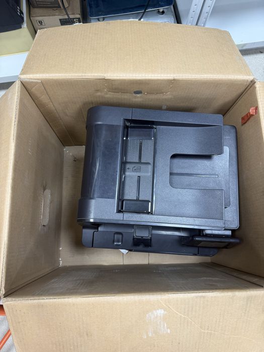 5 компьюторных блоков и мониоры, принтеры