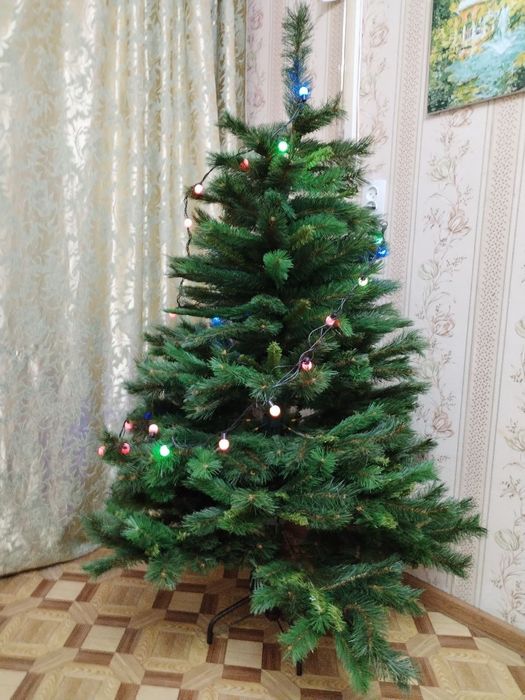 Продаетсяпышная  ёлка