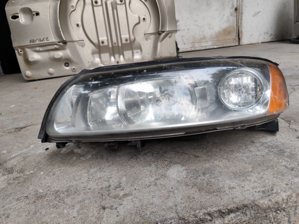 Продавам се ляв фар иксено за Volvo V70 от 2004 до 2007 година