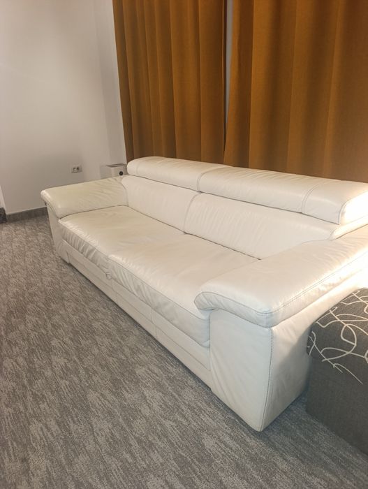 Vând canapea extensibila piele naturala.