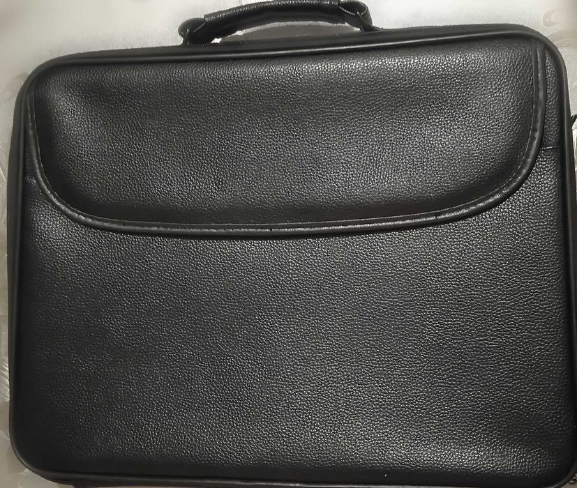 Качественная сумка для вашего ноутбука/планшета. Строгий вид.
