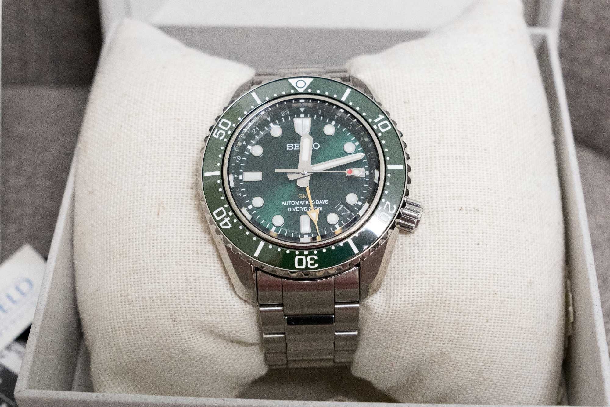 Часовник Seiko MM200 GMT SPB381J1