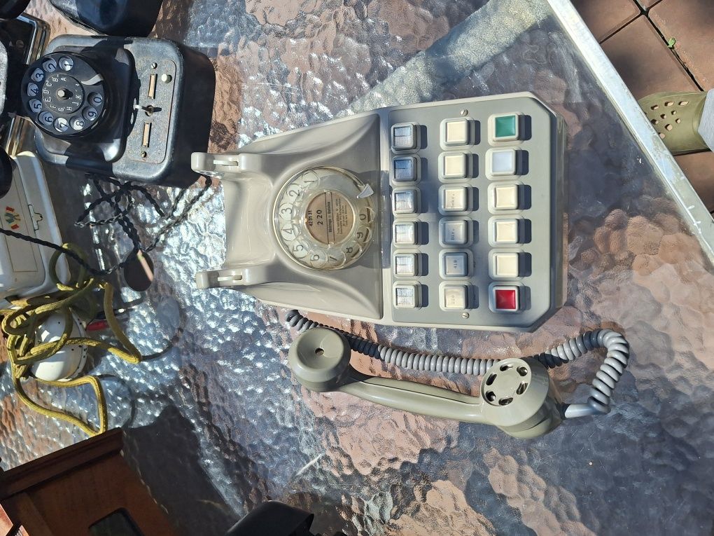 Telefon vechi cu disc si minicentrala .