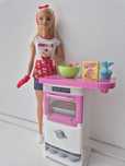 Papusa Barbie in bucatarie