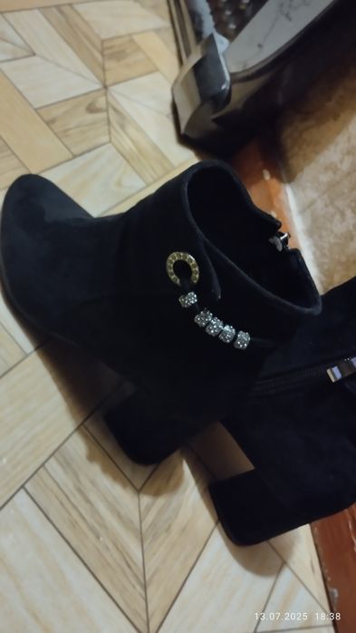 Ayollar oyoq kiyimi va shimi