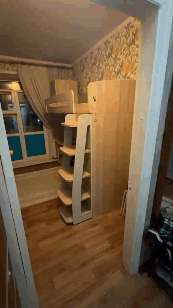 Двухуровневая кровать