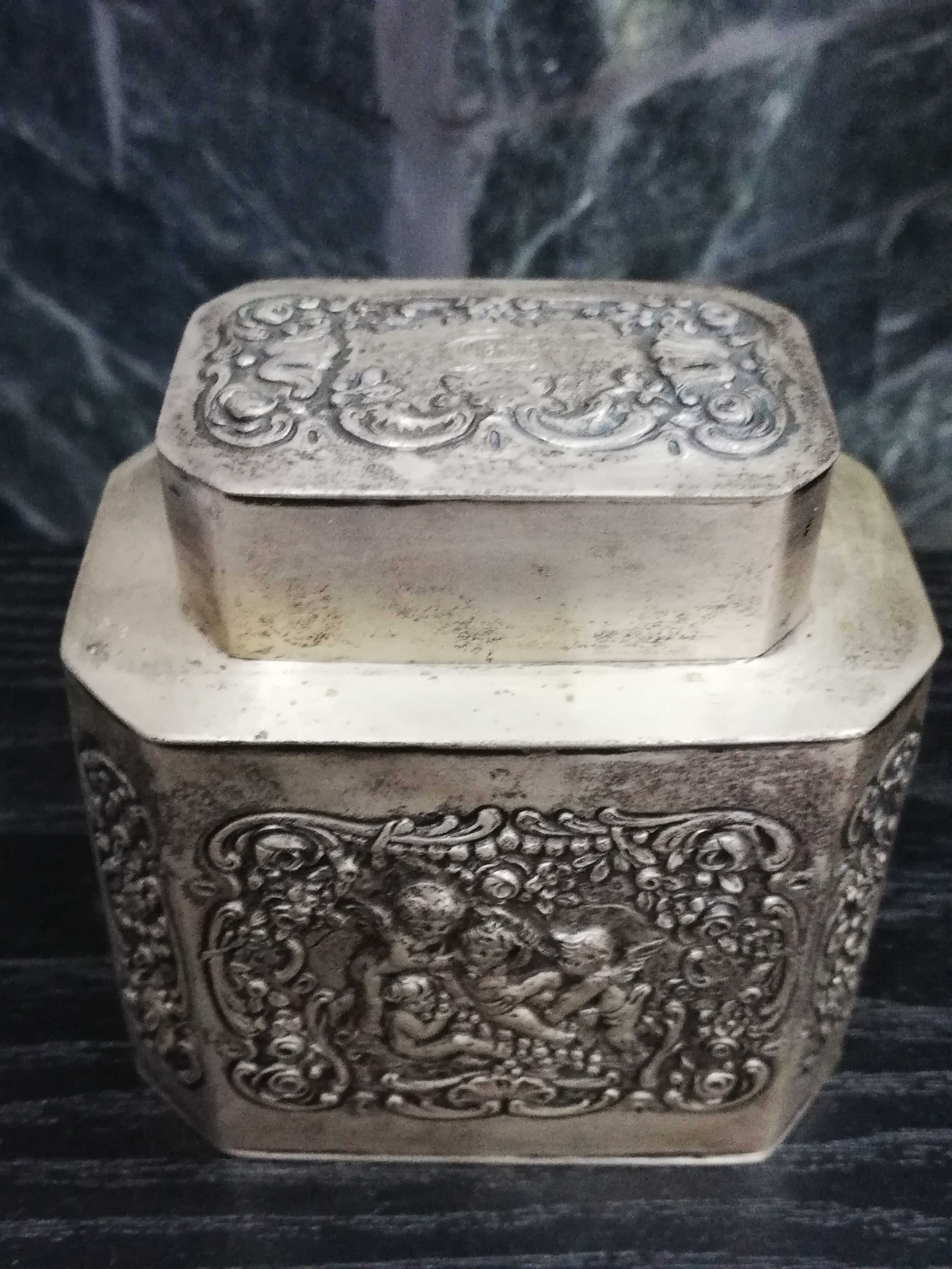 Антична сребърна кутия