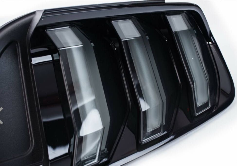 Ford mustang задни стопове 15-17 18+ жълт мигач