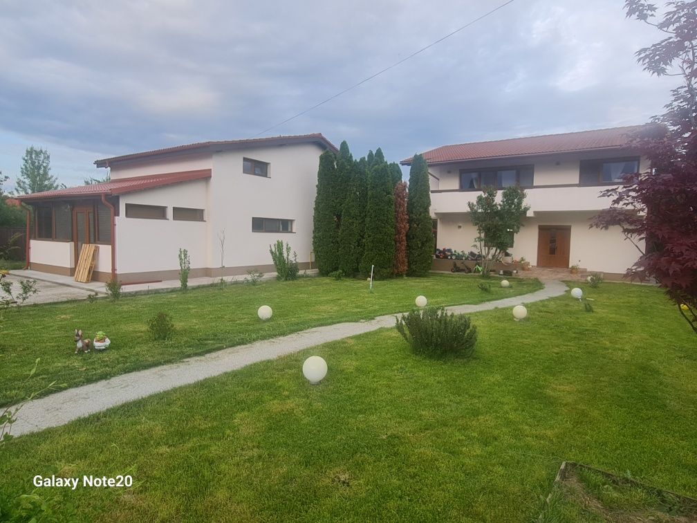 Vand 2 case pe aceeasi proprietate in Gruiu