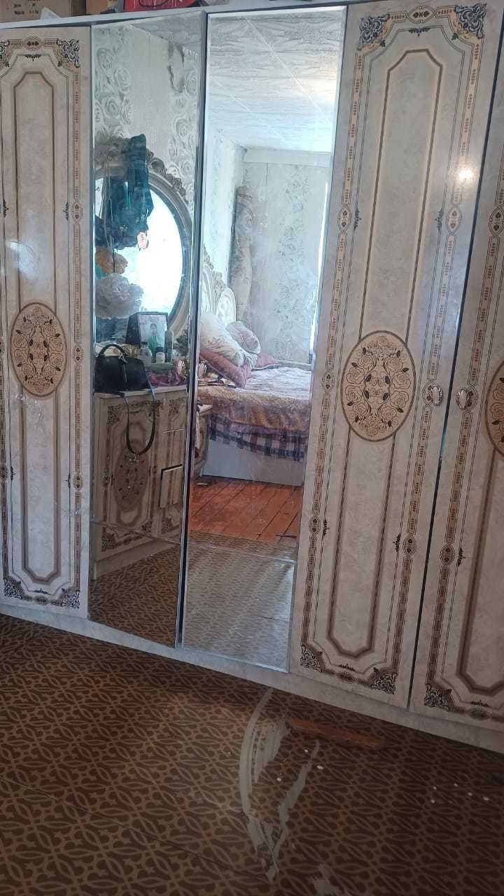 Продаеться спальный гарнитур. Торг уместен