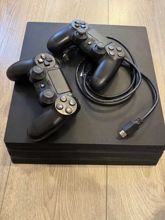 PS4 Pro + 2 controllere
