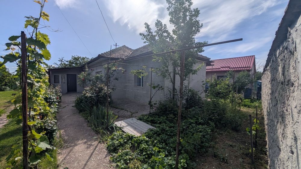 Casă + teren. 1700 m²