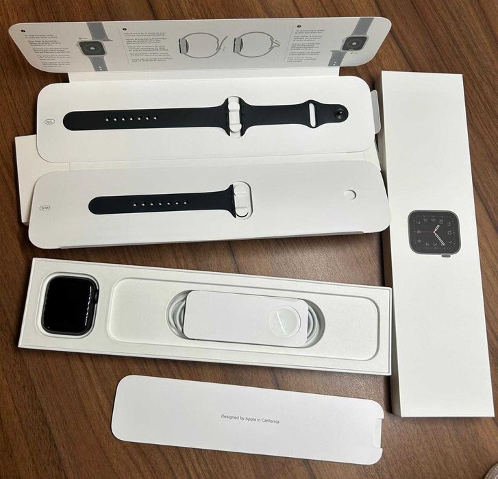 Apple Watch SE 2020 space gray 1st gen 44 MM 32 GB baterie 81%