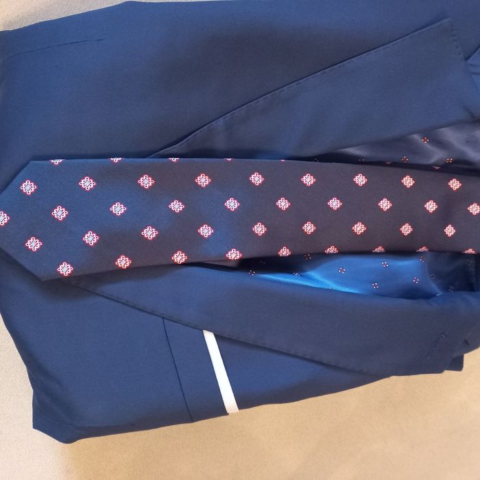 Мъжки костюм в тъмно синьо