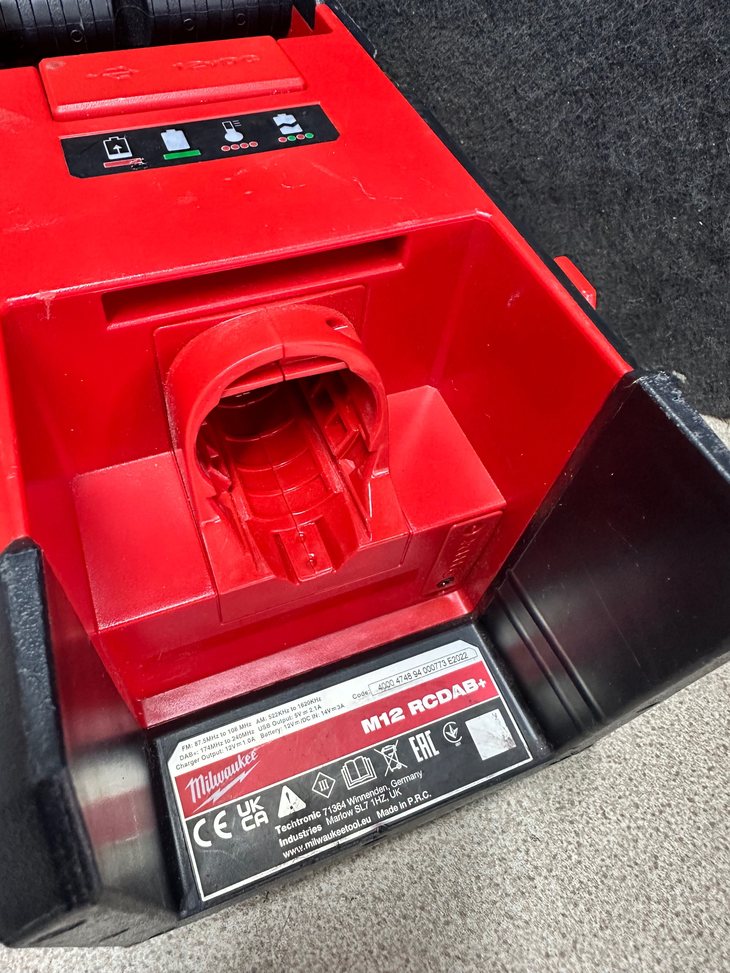 Milwaukee M12 RCDAB+ радио