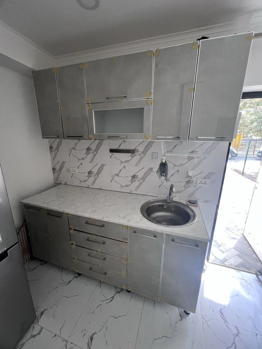 Продается  кухонный гарнитур с мойкой и со смесителем -почти новое