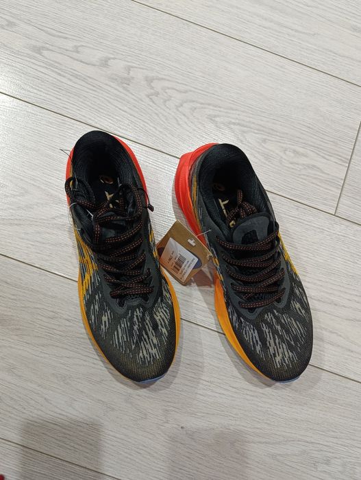 Продам кроссовки АСИКС для волейбола.