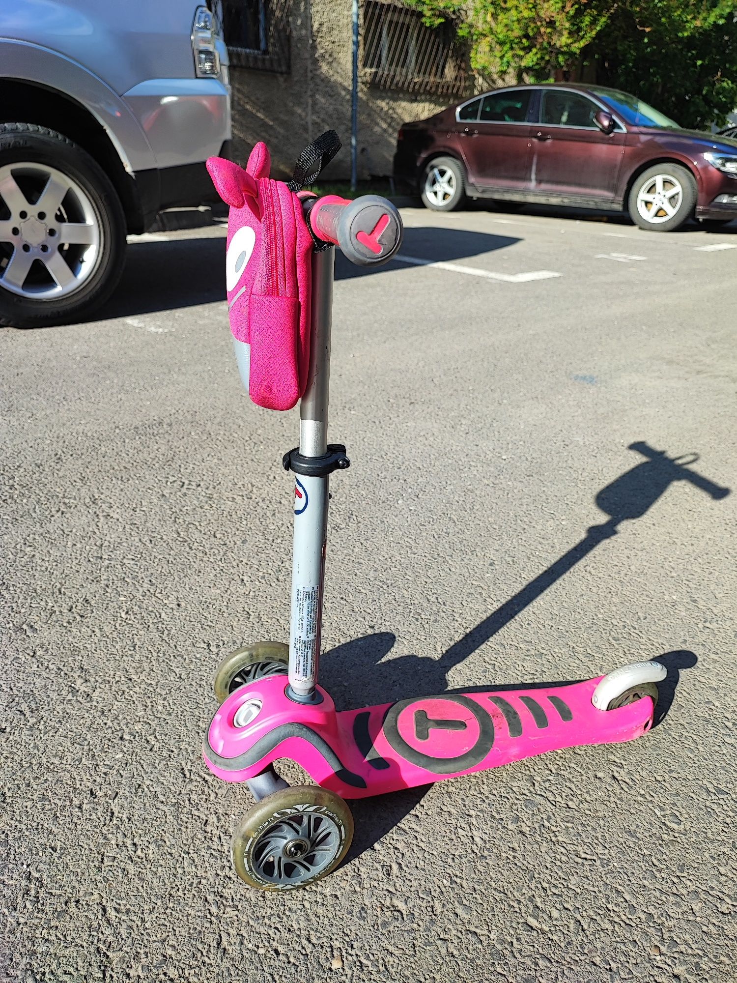 Trotineta cu scaun SmarTrike T1 roz cu luminite si gentuta