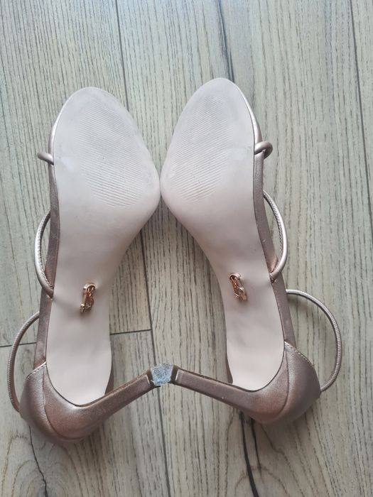 Sandale aurii de piele ecologica si barete inguste cu toc 9 cm