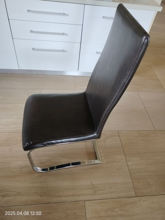 Vind masă cu scaune.