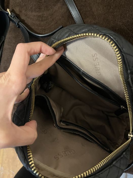 Черна чанта на Guess