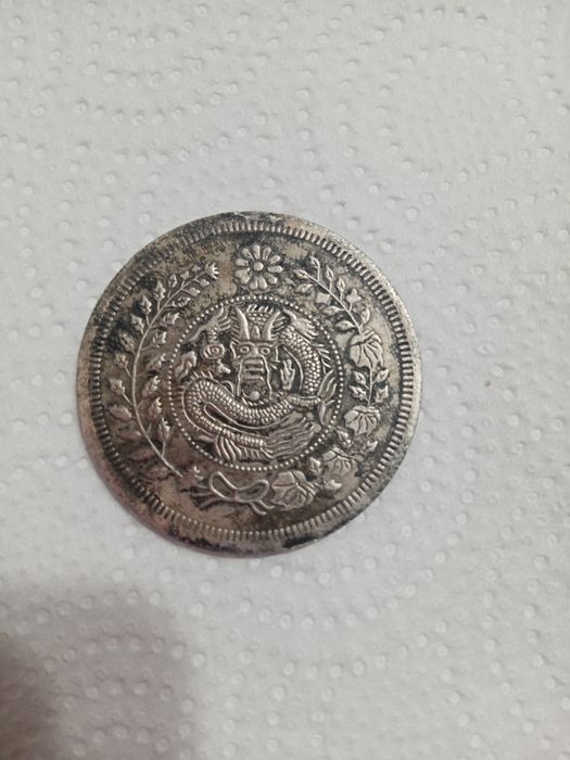 Продаю серебряную монету с изображением дракона.