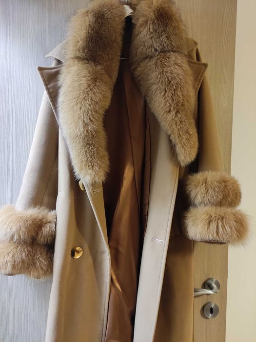 Палто от кашмир с естествена яка