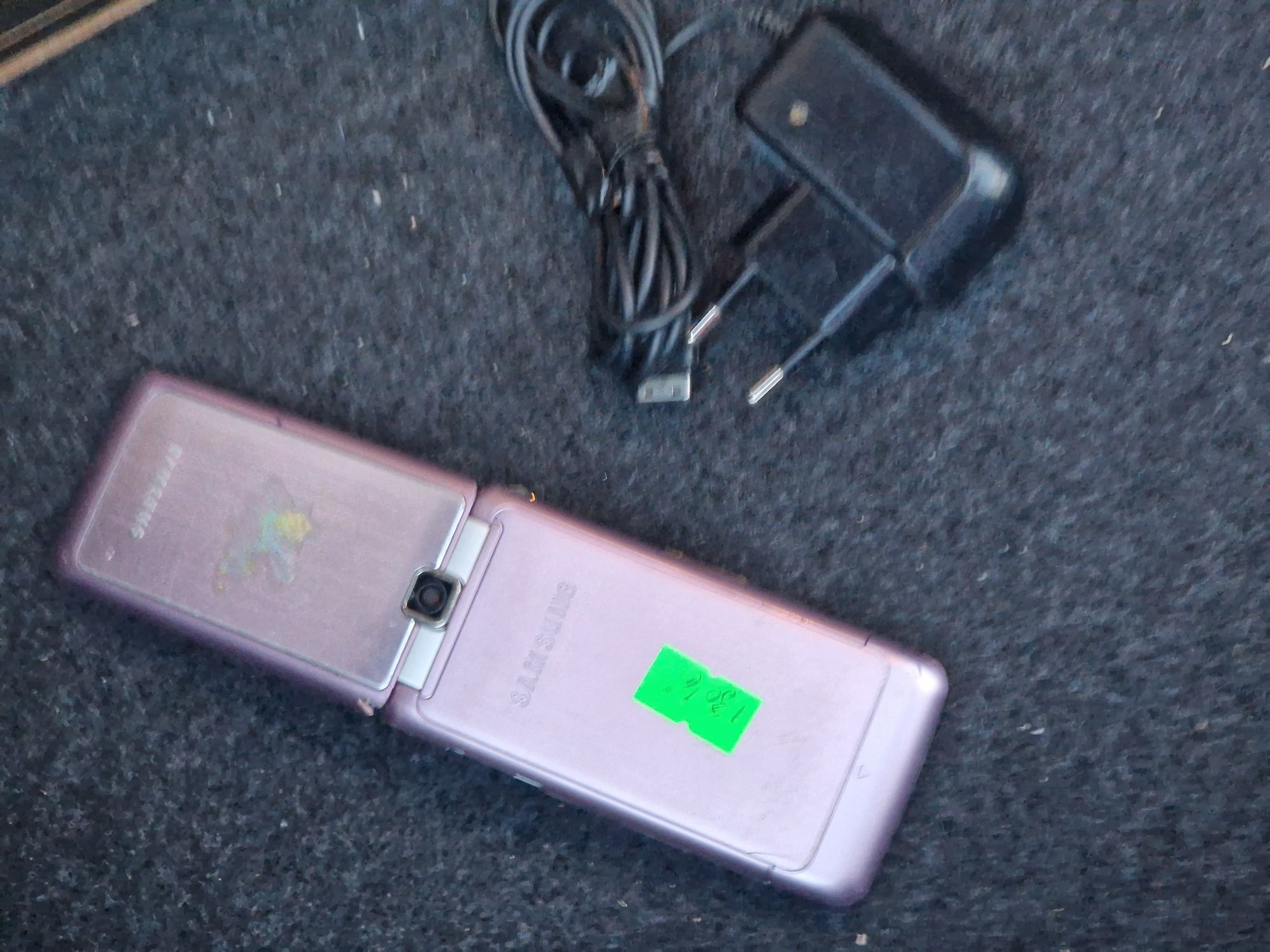 Telefon cu clapeta cu încărcător original