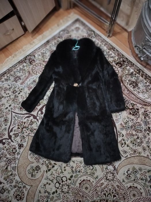Шуба женская черного цвета