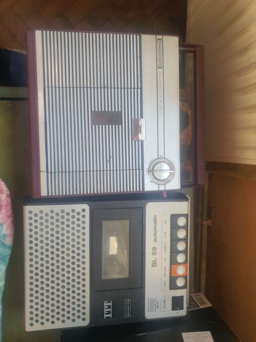 vănd două casetofoane de colecție itt ,grundig