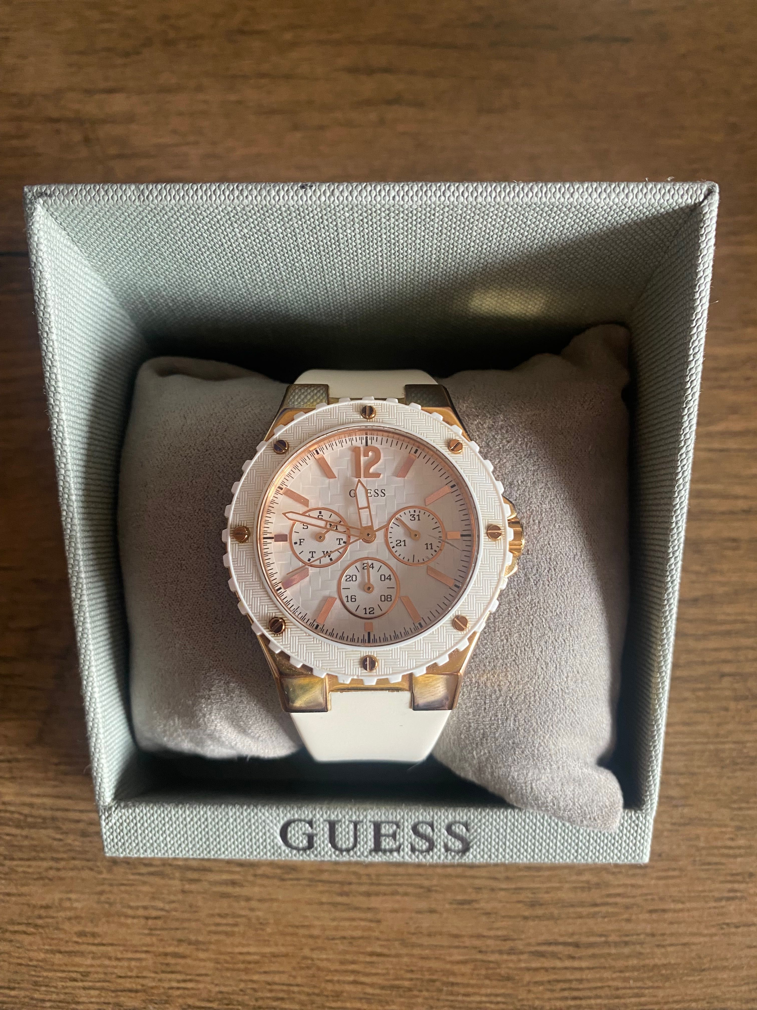 Дамски часовник Guess с розово злато