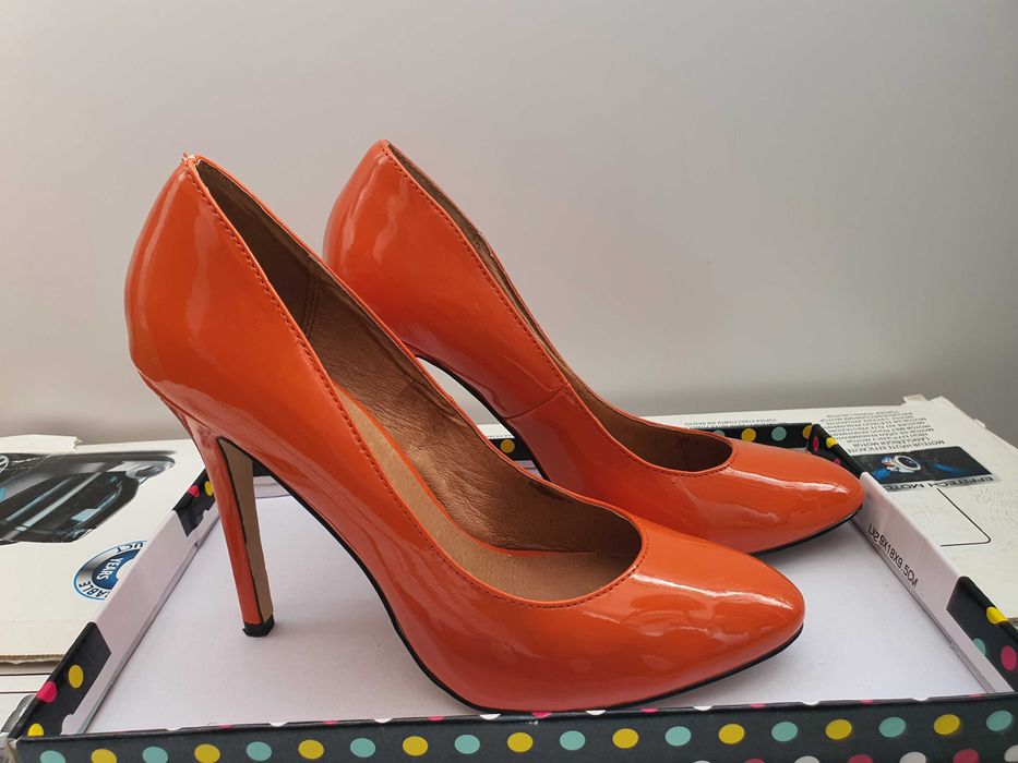 Pantofi stiletto din piele naturală lăcuită