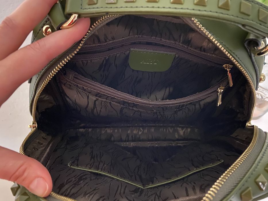 Art93 кожена дамска раница в маслено зелено