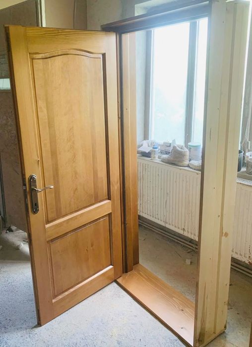 Uși lemn masiv stratificat, premium, eleganțǎ și calitate autentică.