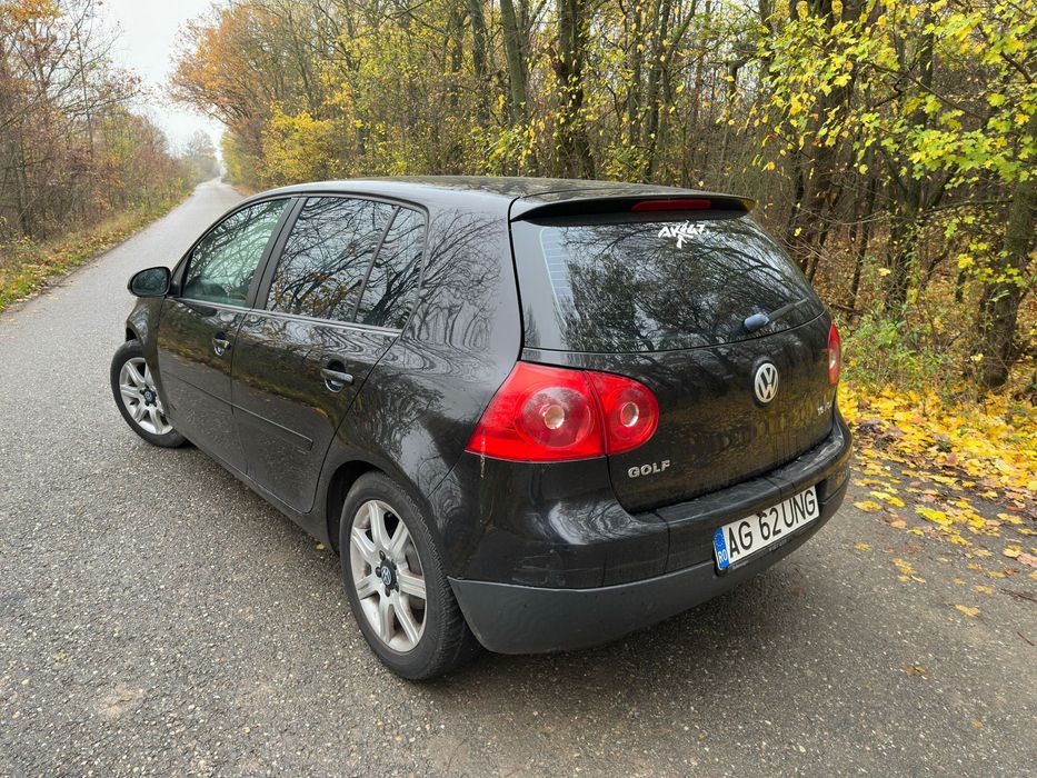 Vând  Volkswagen Golf 5 1.6