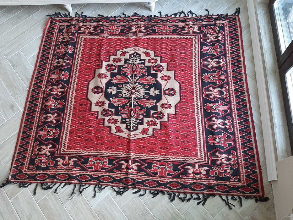 Килим, правоъгълен без косъм, двулицев и с 40%  вълна, р-р 1,50м/2,00м