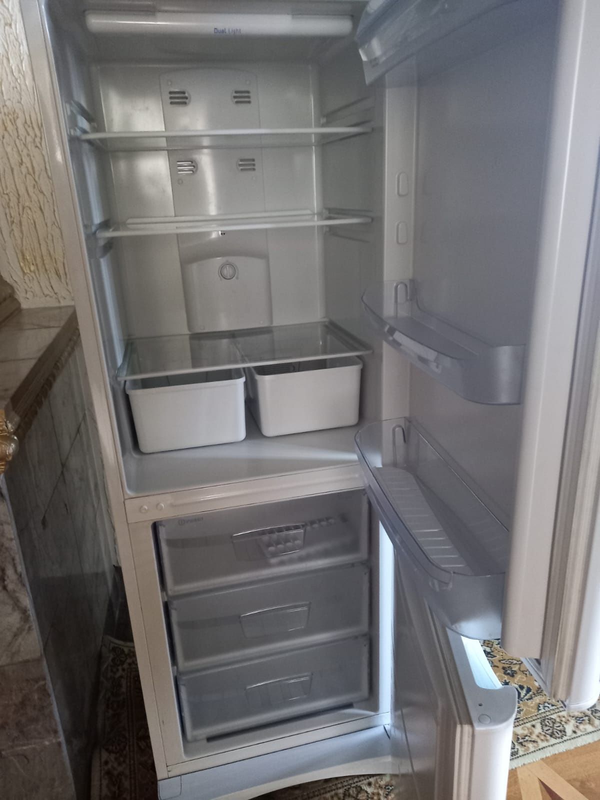 Холодильник б/у продаю